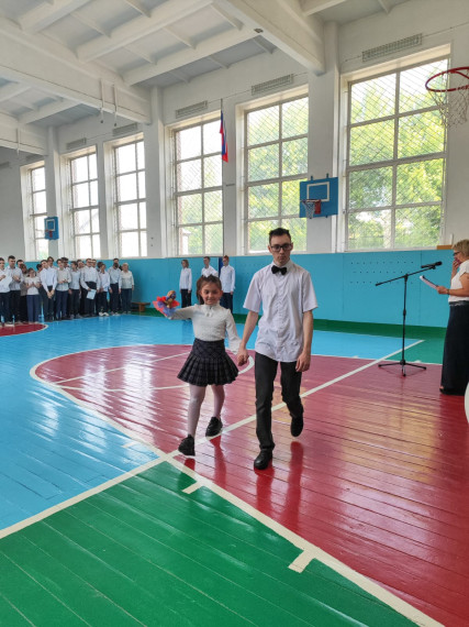 Торжественная линейка прошла в школе.